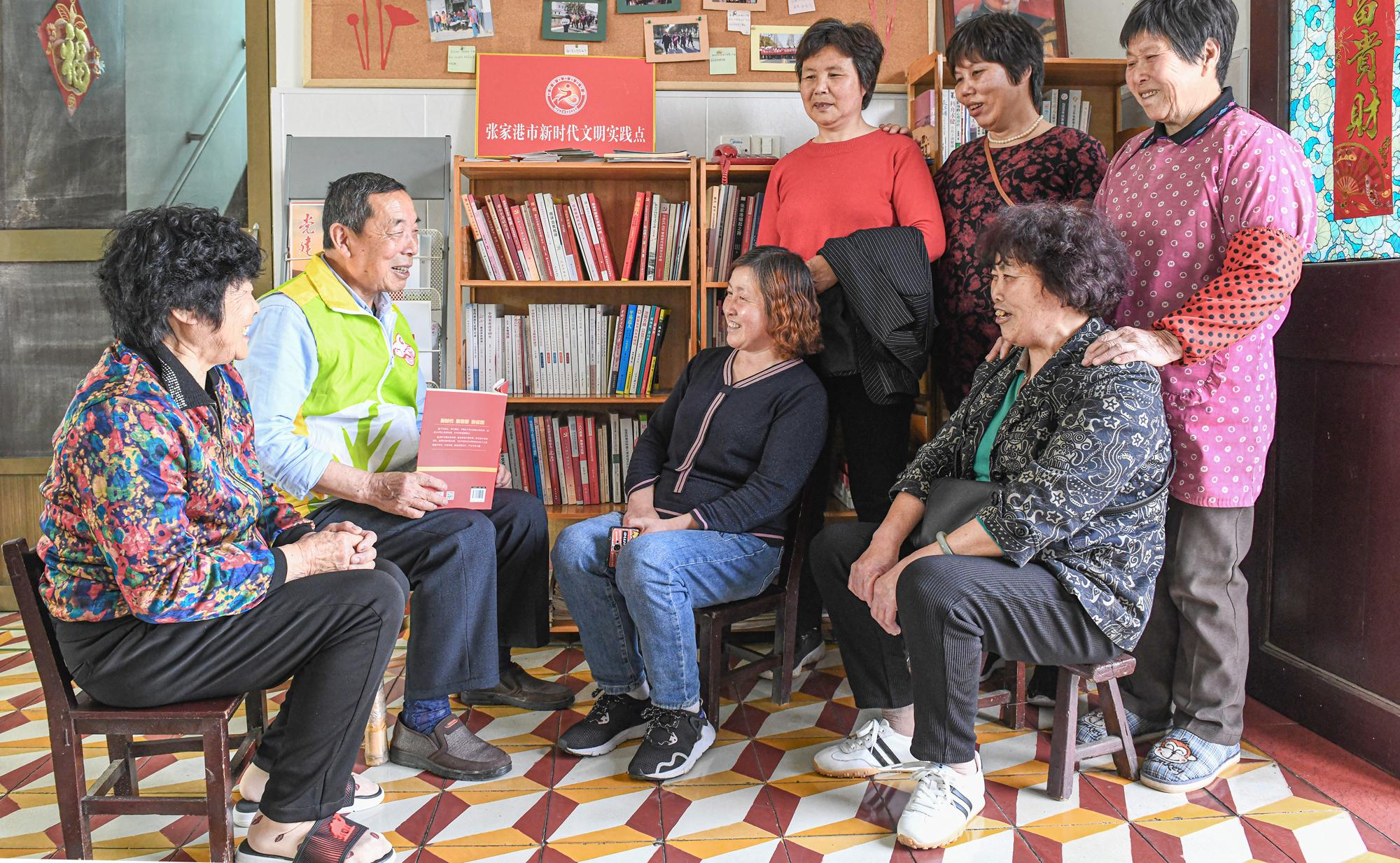 圖1 張家港市南豐鎮(zhèn)建農(nóng)村倪平華的“庭院課堂”（張家港市委宣傳部提供）.png